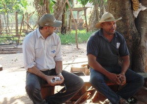 Da esquerda para direita, o gerente de agronegócios do Sebrae/MS e o produtor José Alves. Fotos: Arquivo IBS